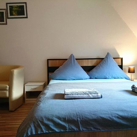 קונסטנץ Nest City - Not A Hotel, Private Room With Shared Showers, No Parking, Breakfast, Or Kitchen, Towels Available For A Fee, Check-In 4 Pm To 11 Pm מראה חיצוני תמונה