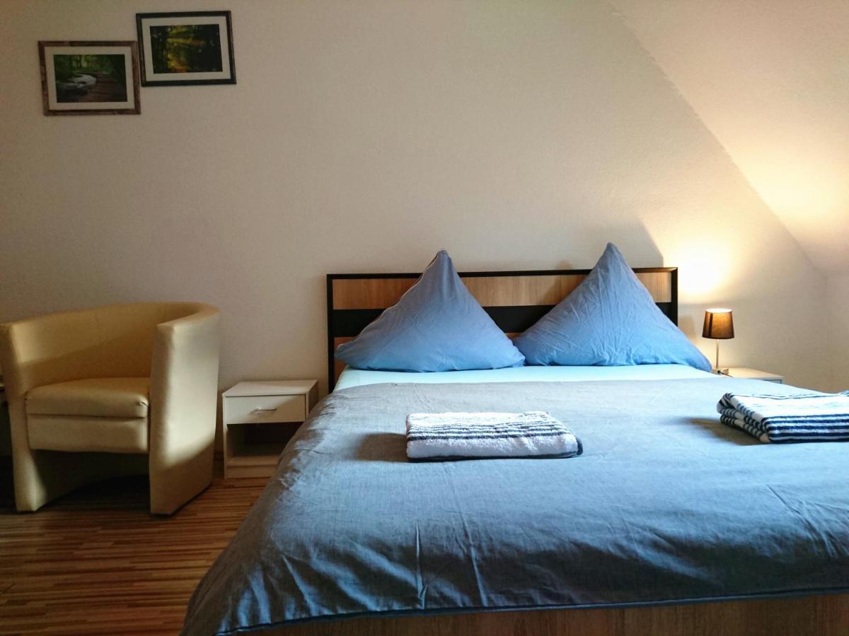 קונסטנץ Nest City - Not A Hotel, Private Room With Shared Showers, No Parking, Breakfast, Or Kitchen, Towels Available For A Fee, Check-In 4 Pm To 11 Pm מראה חיצוני תמונה