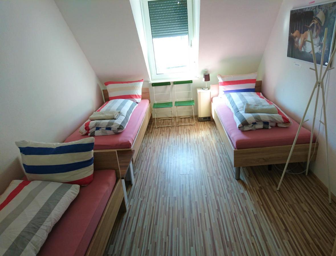 קונסטנץ Nest City - Not A Hotel, Private Room With Shared Showers, No Parking, Breakfast, Or Kitchen, Towels Available For A Fee, Check-In 4 Pm To 11 Pm מראה חיצוני תמונה