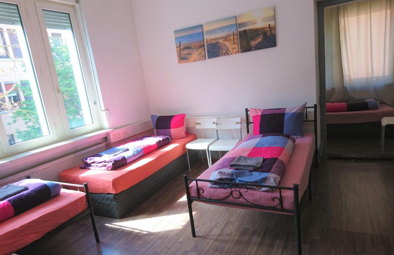 קונסטנץ Nest City - Not A Hotel, Private Room With Shared Showers, No Parking, Breakfast, Or Kitchen, Towels Available For A Fee, Check-In 4 Pm To 11 Pm מראה חיצוני תמונה