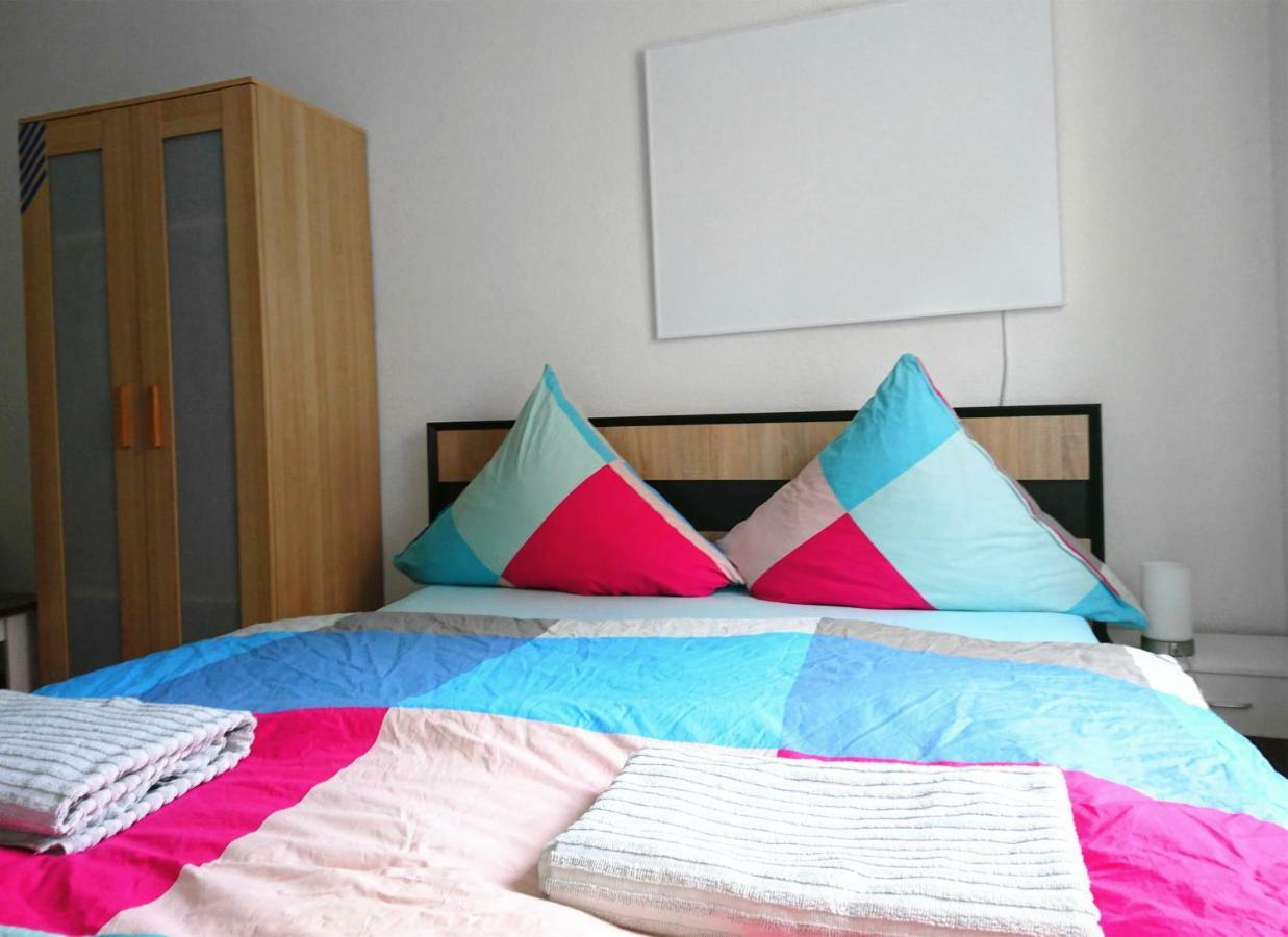 קונסטנץ Nest City - Not A Hotel, Private Room With Shared Showers, No Parking, Breakfast, Or Kitchen, Towels Available For A Fee, Check-In 4 Pm To 11 Pm מראה חיצוני תמונה